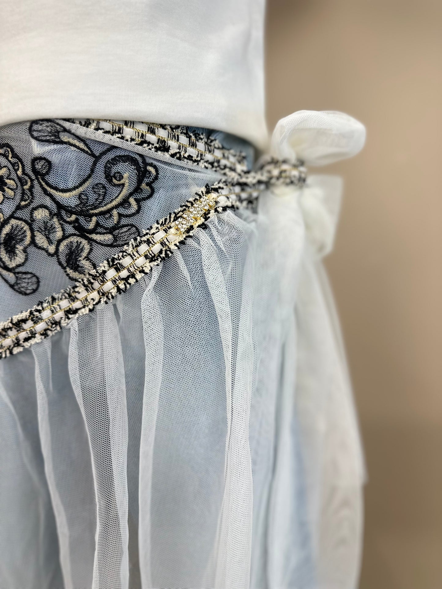 Conjunto Infantil Blusa Golinha Gravata Strass Pérola e Calça Jeans Lenço Bordado - Animê