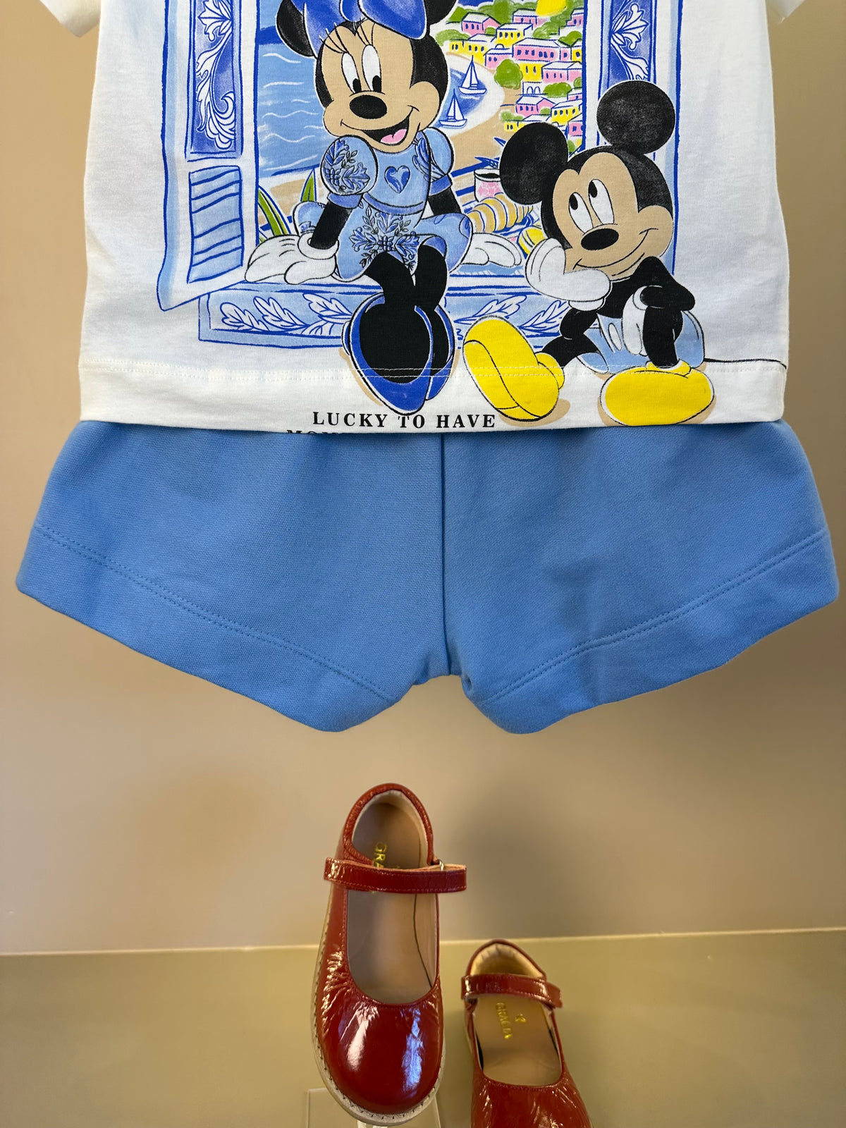 Conjunto Infantil Blusa Estampa Minnie e Mickey Bonjour e Saia Shorts Infantil Laço Bordado de Tomate - Animê