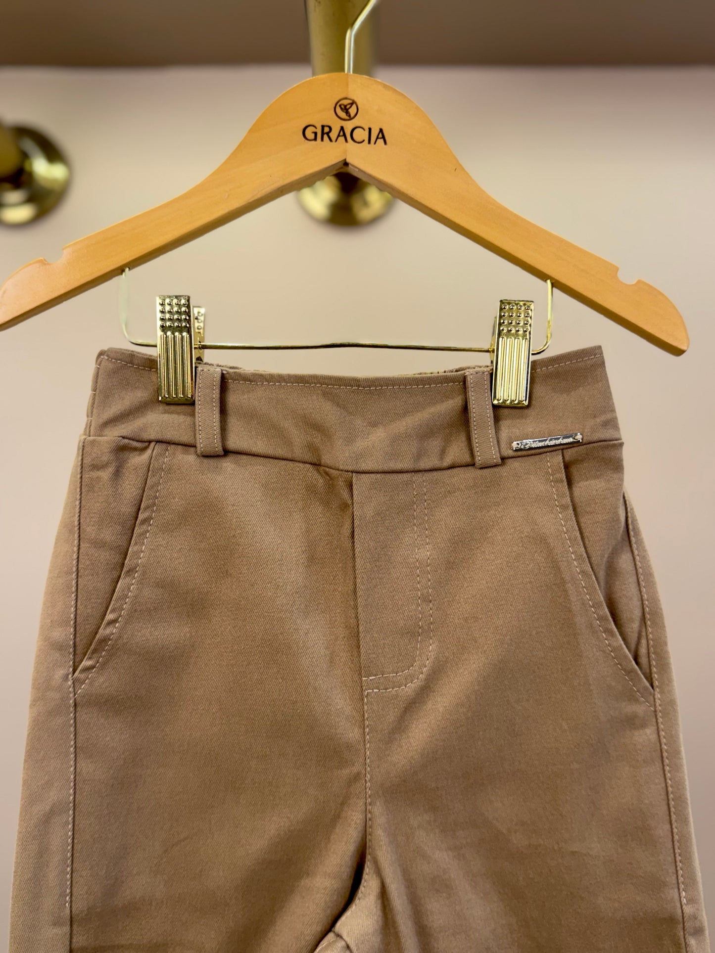 Calça Infantil Sarja Bolsos Laço Bege Escuro - Pituchinhus