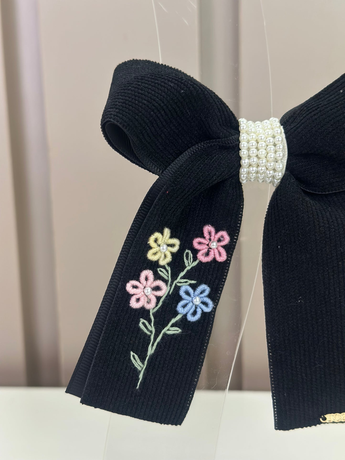 Laço Infantil  Veludo com Bordado Floral e Pérolas Preto - Roana