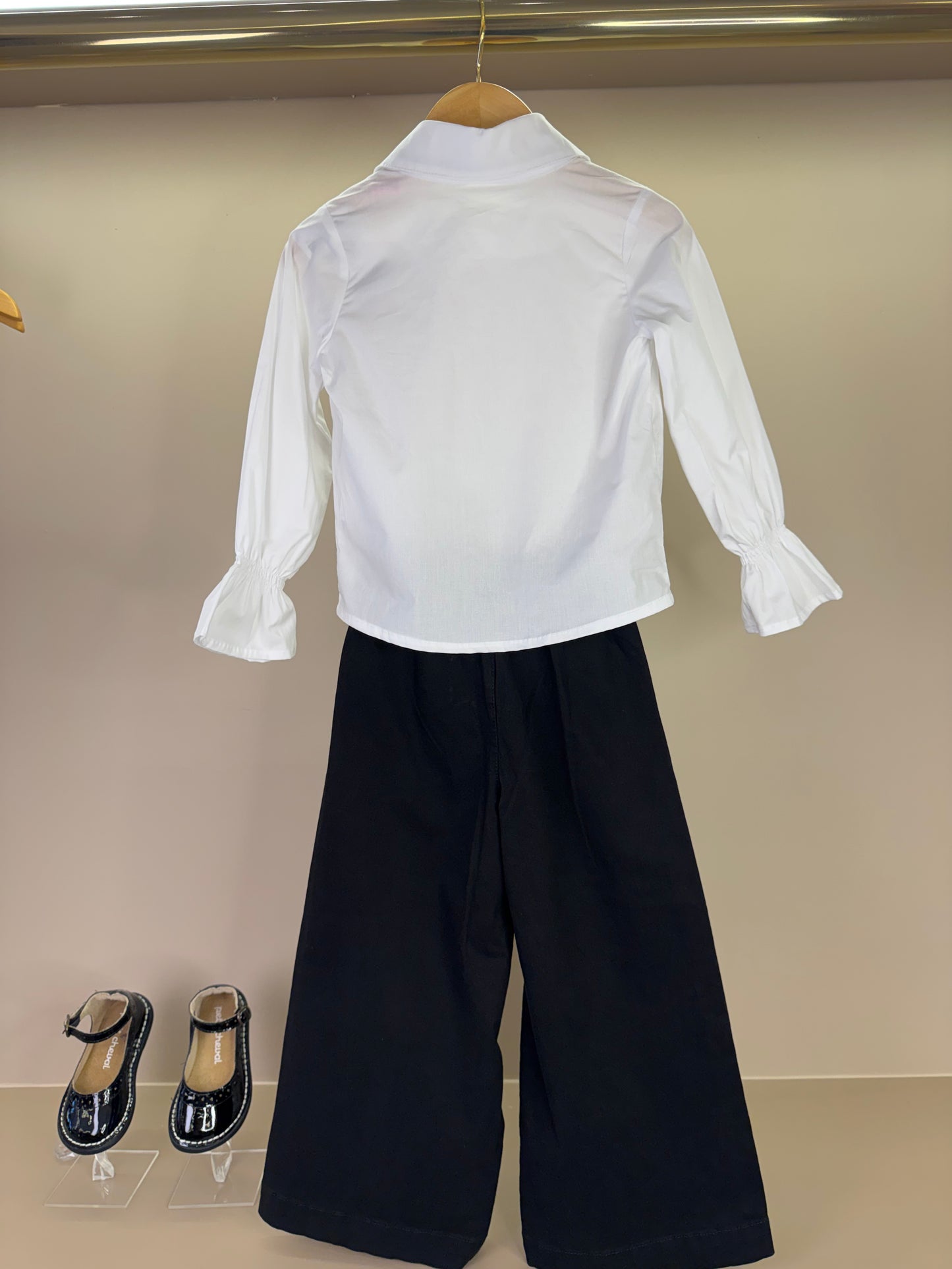 Conjunto Infantil Camisa Mini Laço Veludo e Calça Sarja Reta Laços Bordados Bolsos Preta - Pituchinhus