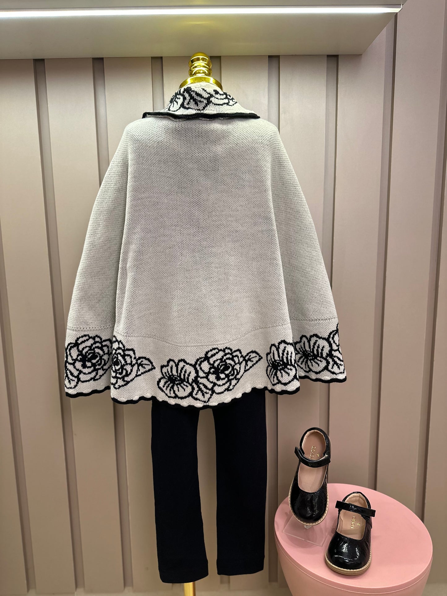 Conjunto Infantil Poncho Conceito Cru e Flores e Laço Preto e Calça Essentials Couro Tech Preta - Animê