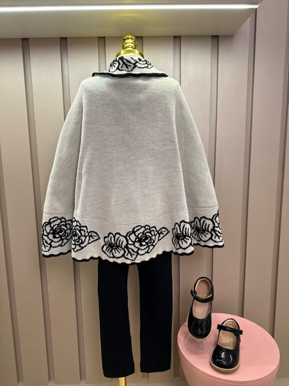 Conjunto Infantil Poncho Conceito Cru e Flores e Laço Preto e Calça Essentials Couro Tech Preta - Animê
