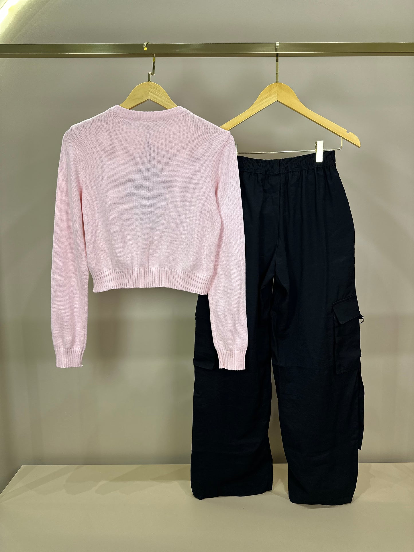 Conjunto Teen Suéter Tricot Dog Tennista Rosa e Calça Cargo Wide Leg Preta - Two In