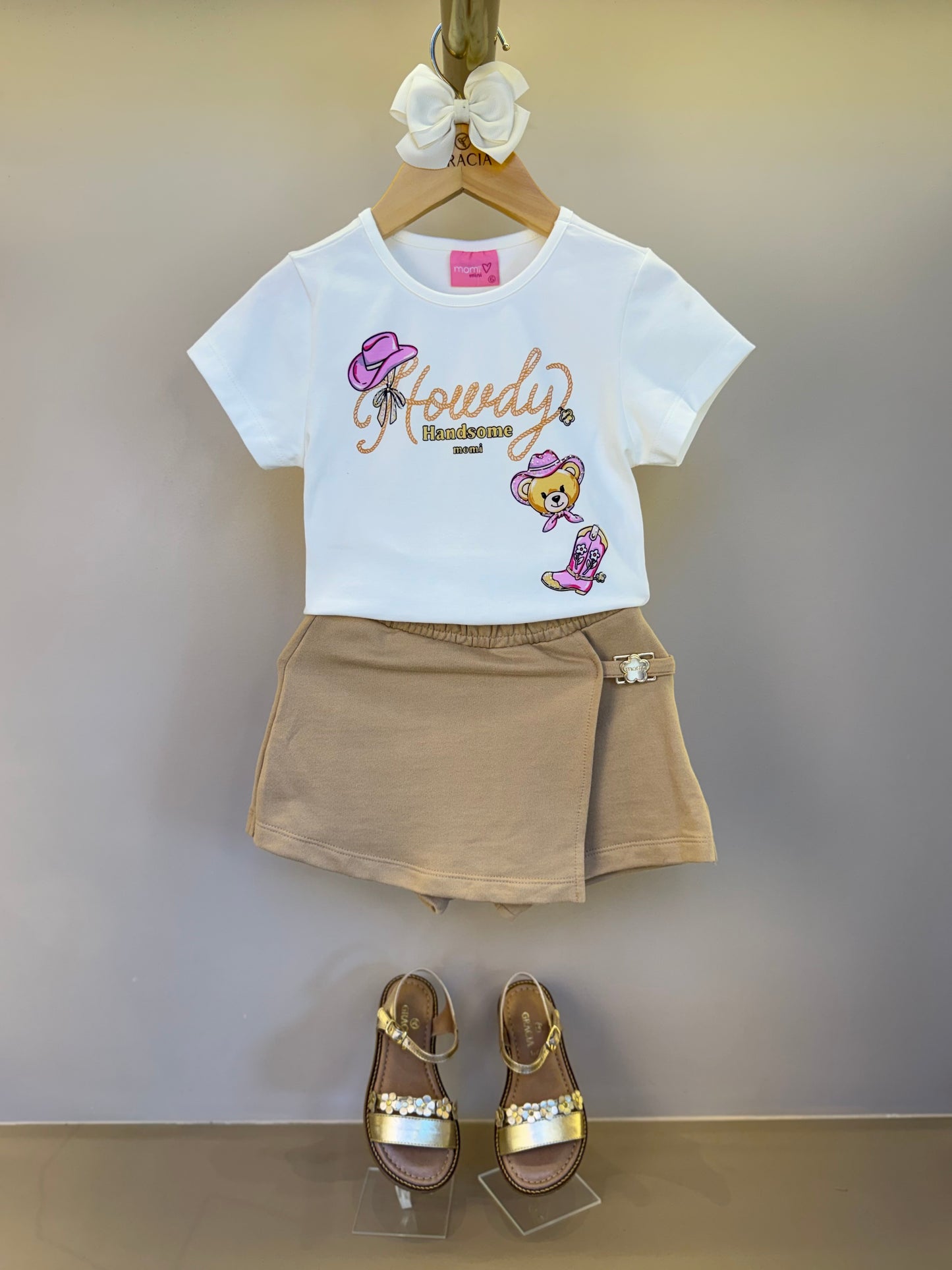 Conjunto Infantil Blusa de Ursinha Cowgirl e Shorts Moletom Bege - Momi