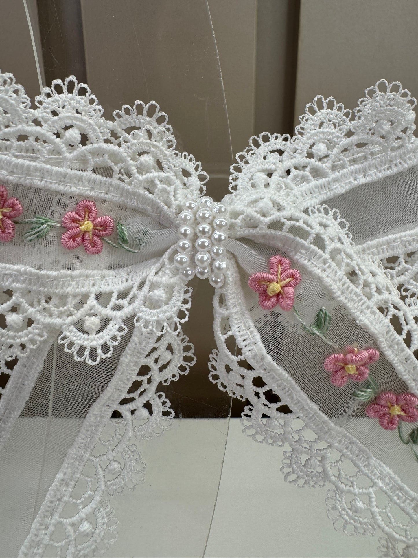 Laço Infantil Transversal Bordado Flores Miolo Pérolas Branco - Roana