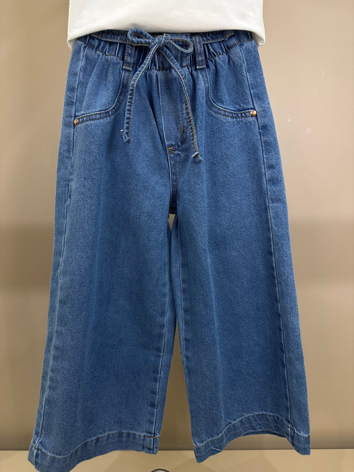 Conjunto Infantil Blusa Lenço Estampado Amarrado Na Gola e Calça Jeans Wide Leg Cós Alto Com Elástico - Momi