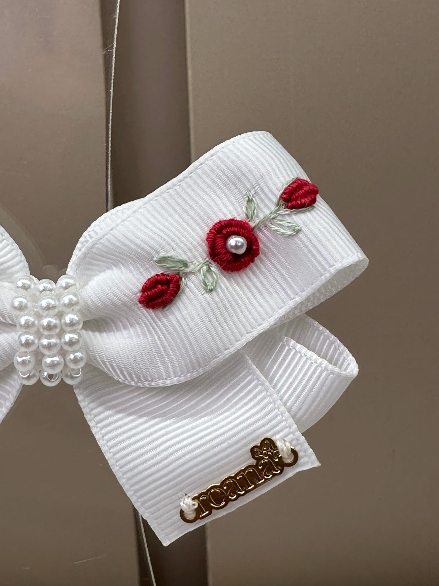 Laço Bebê Pérolas Flores Bordadas Vermelhas - Roana