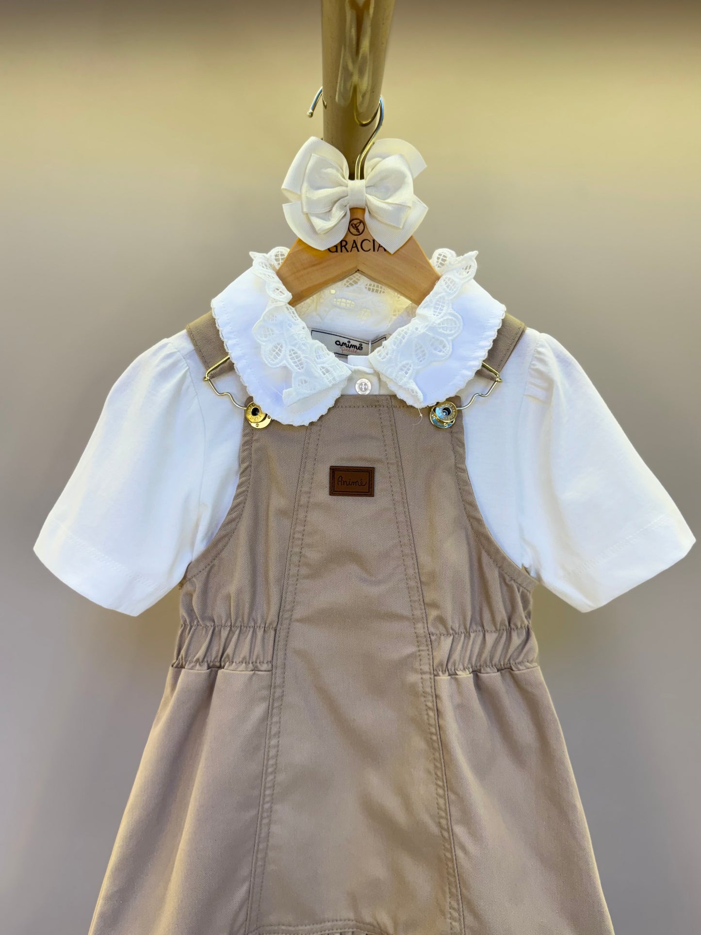 Salopete Infantil Sarja Bege com Camisa Gola Rendada Off White - Animê Petite