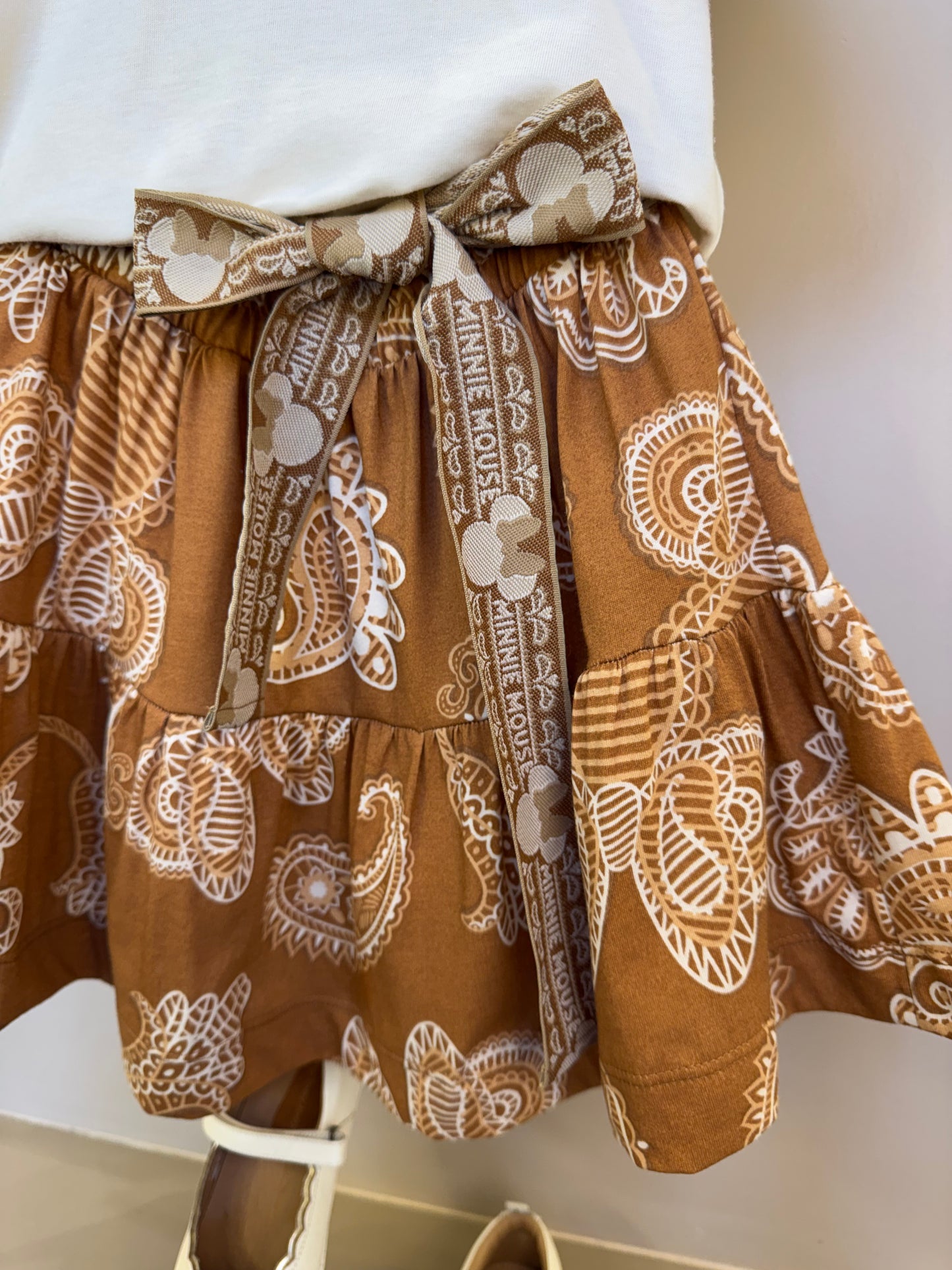 Conjunto Infantil Blusa Detalhes Mangas Paisley e Saia Estampada Paisley - Animê