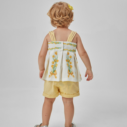 Conjunto Bebê Bata Flores e Shorts Amarelo - Um Mais Um PRÉ-VENDA