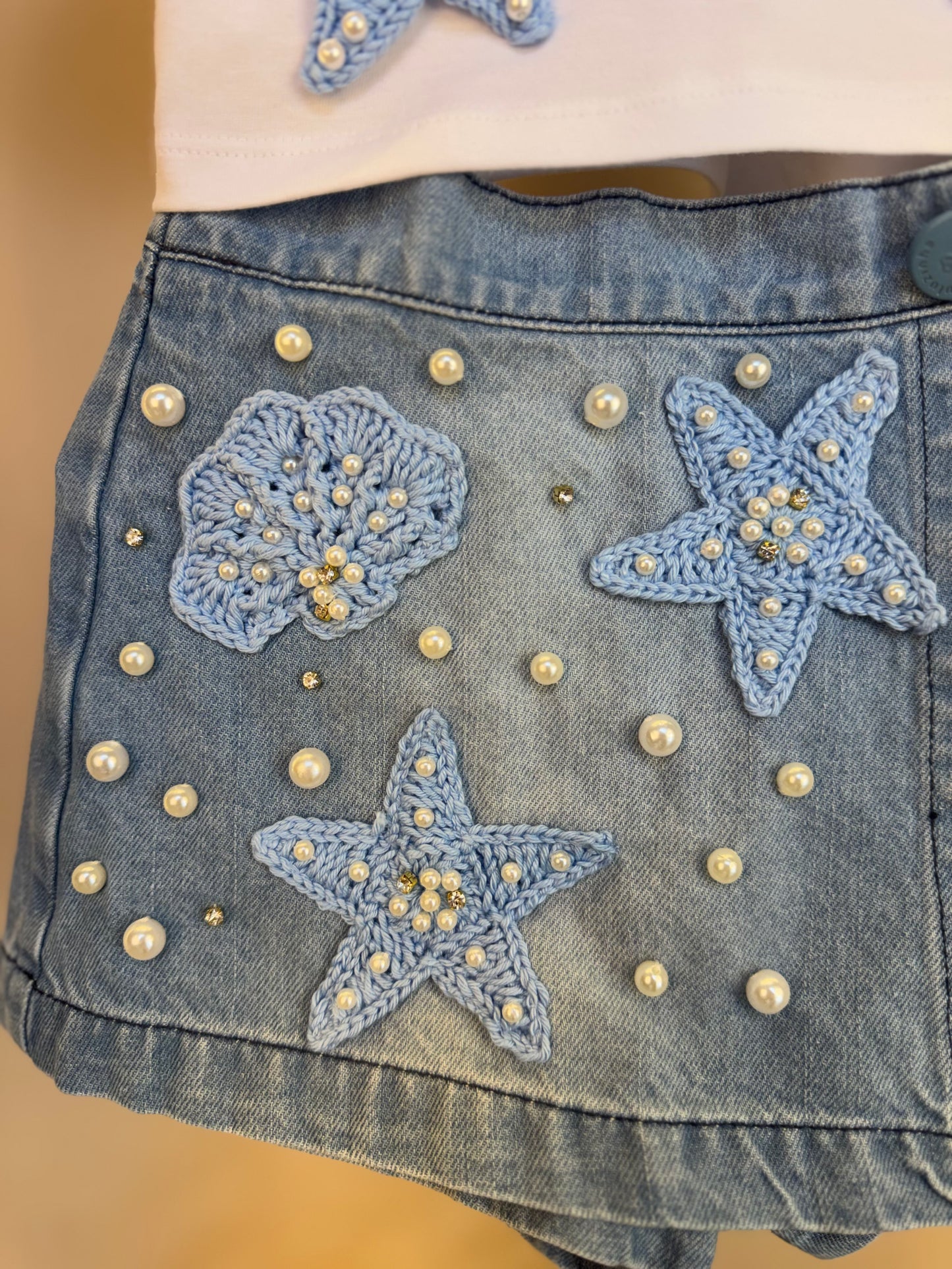 Conjunto Infantil Blusa Algodão Conchas e Shorts-saia Jeans Bordados e Crochê Estrelas do Mar - Luluzinha