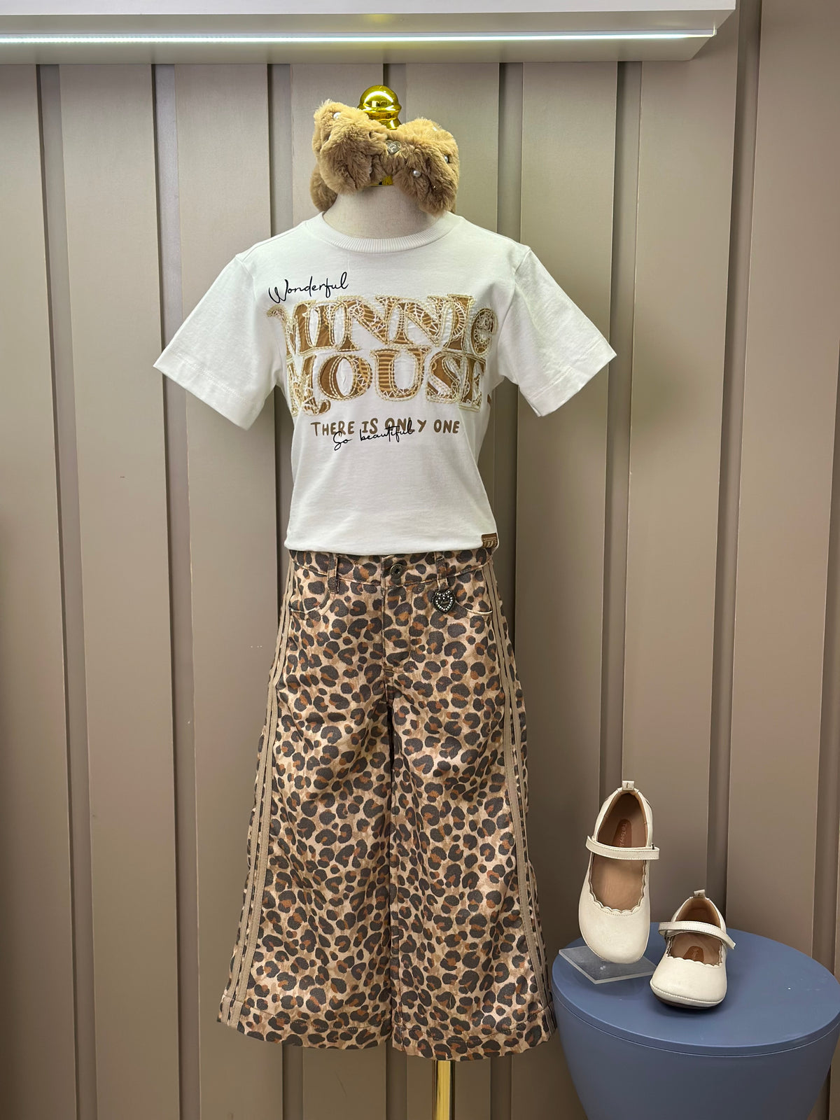 Conjunto Infantil Blusa Minnie Paisley Dourada e Calça Sarja Animal Print - Animê