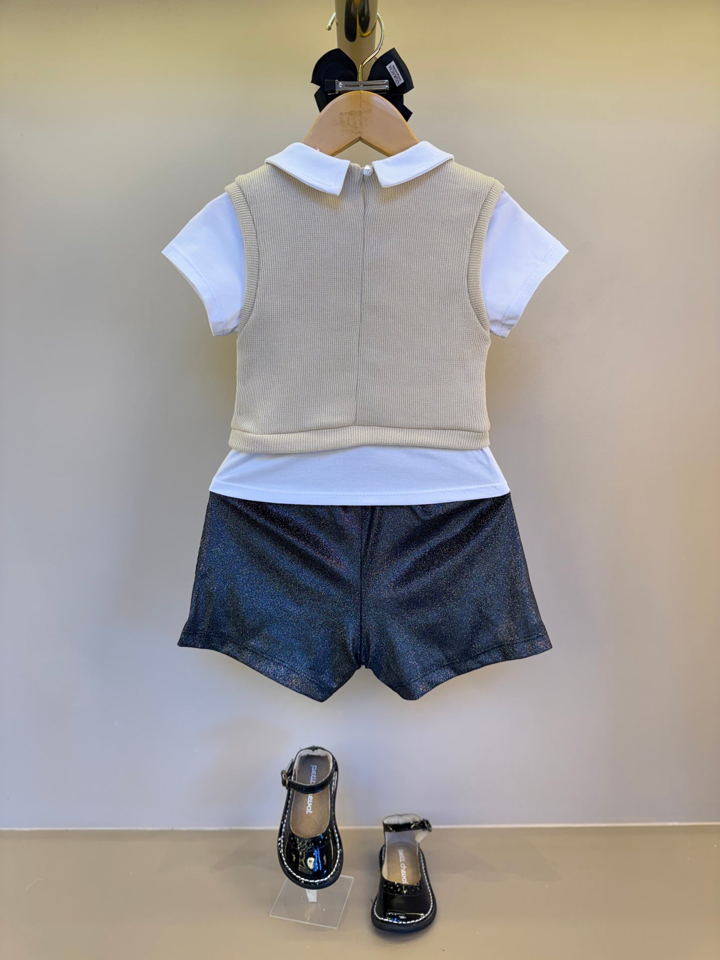 Conjunto Infantil Short  Preto Com Brilho E Pullover Tricot Com Falsa Camisa Bege- Gabriela Aquarela