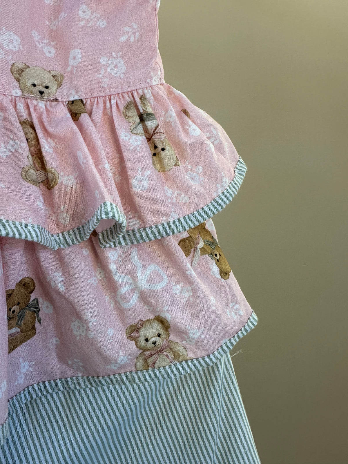 Conjunto Infantil Blusa Algodão Estampa Ursinhos Com Babados e Lacinhos e Shorts Algodão Listrado Bolsos Babadinho de Renda - Pituchinhus