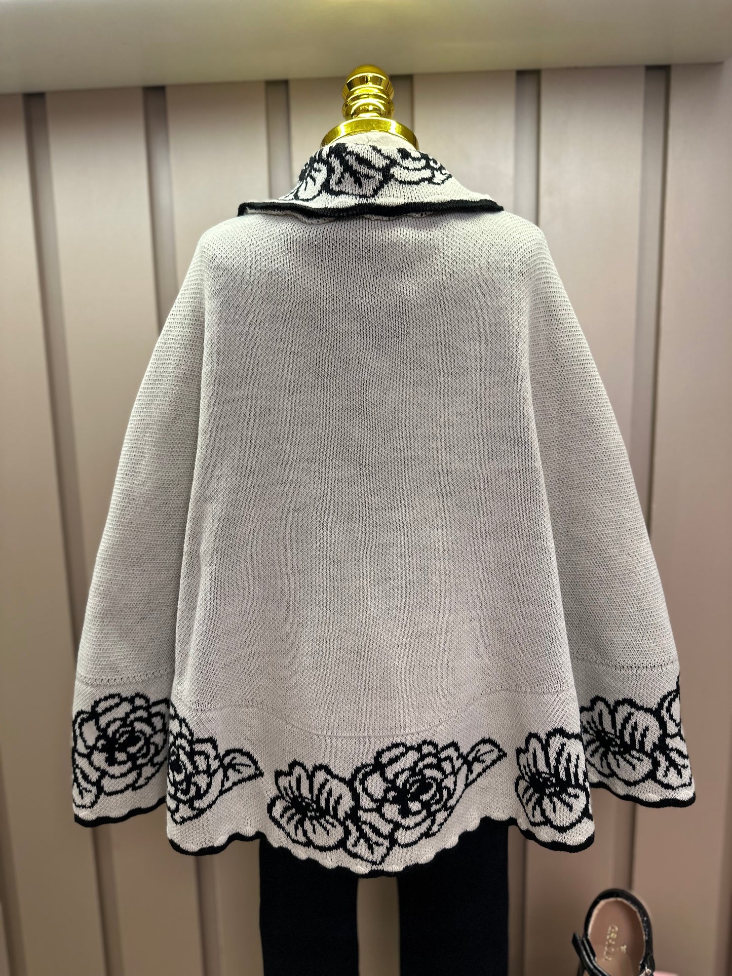 Conjunto Infantil Poncho Conceito Cru e Flores e Laço Preto e Calça Essentials Couro Tech Preta - Animê