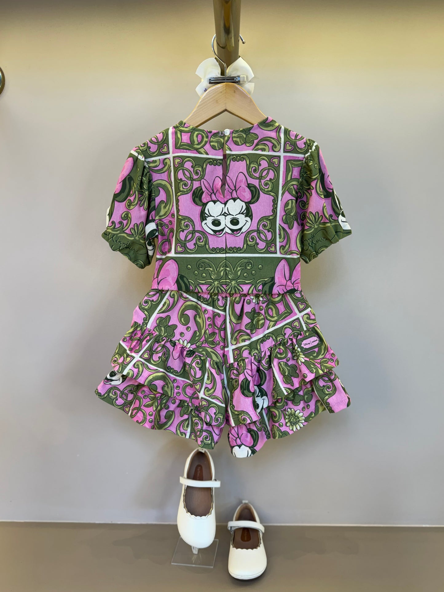 Conjunto Infantil Blusa e Shorts Maxi Minnie Barrado Rosa e Verde Forest - Animê PRÉ-VENDA