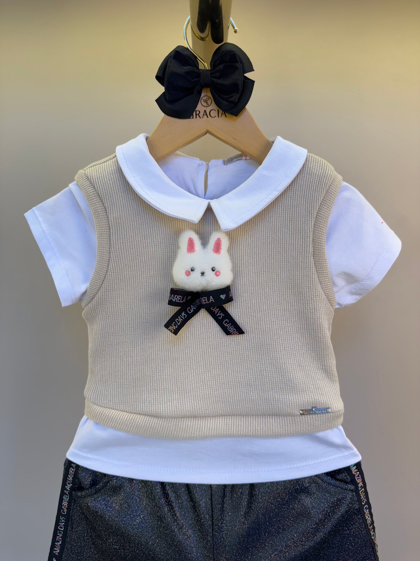 Conjunto Infantil Short  Preto Com Brilho E Pullover Tricot Com Falsa Camisa Bege- Gabriela Aquarela