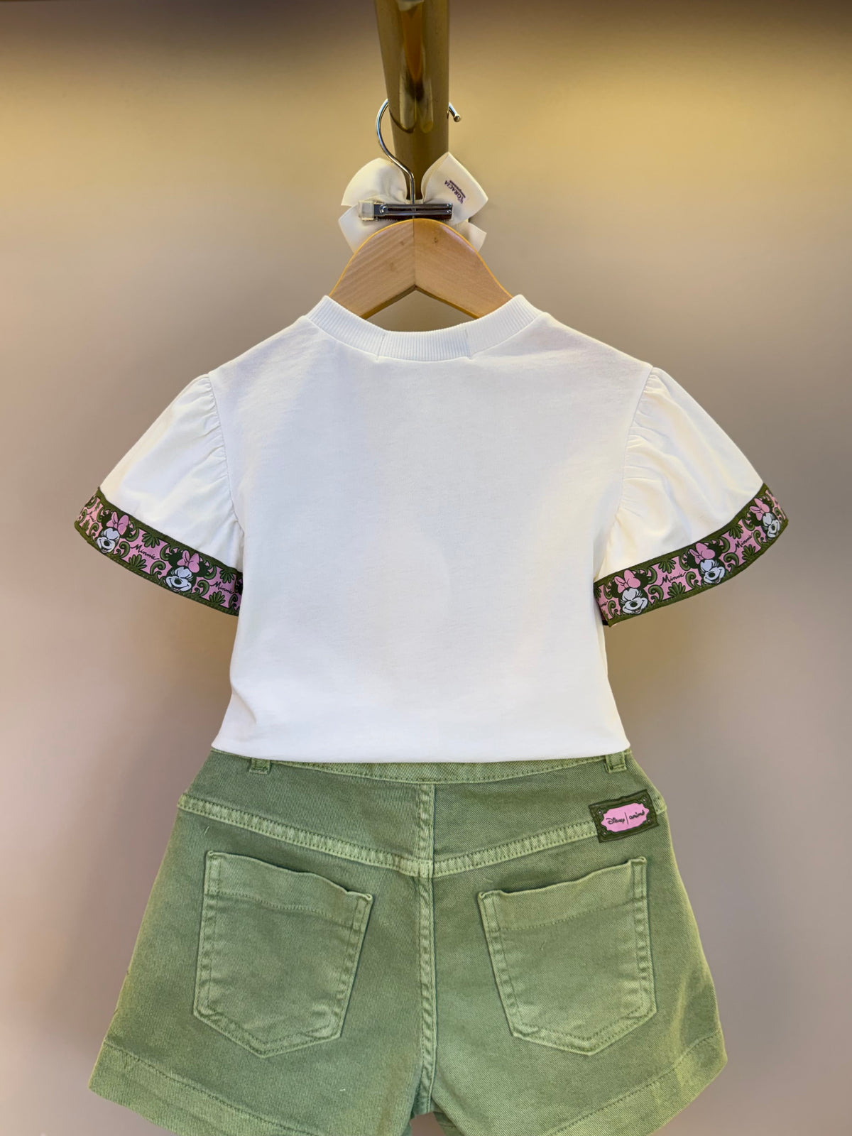 Conjunto Infantil Blusa Minnie Faixa Estilizada e Shorts Minnie Mouse Verde Forest - Animê