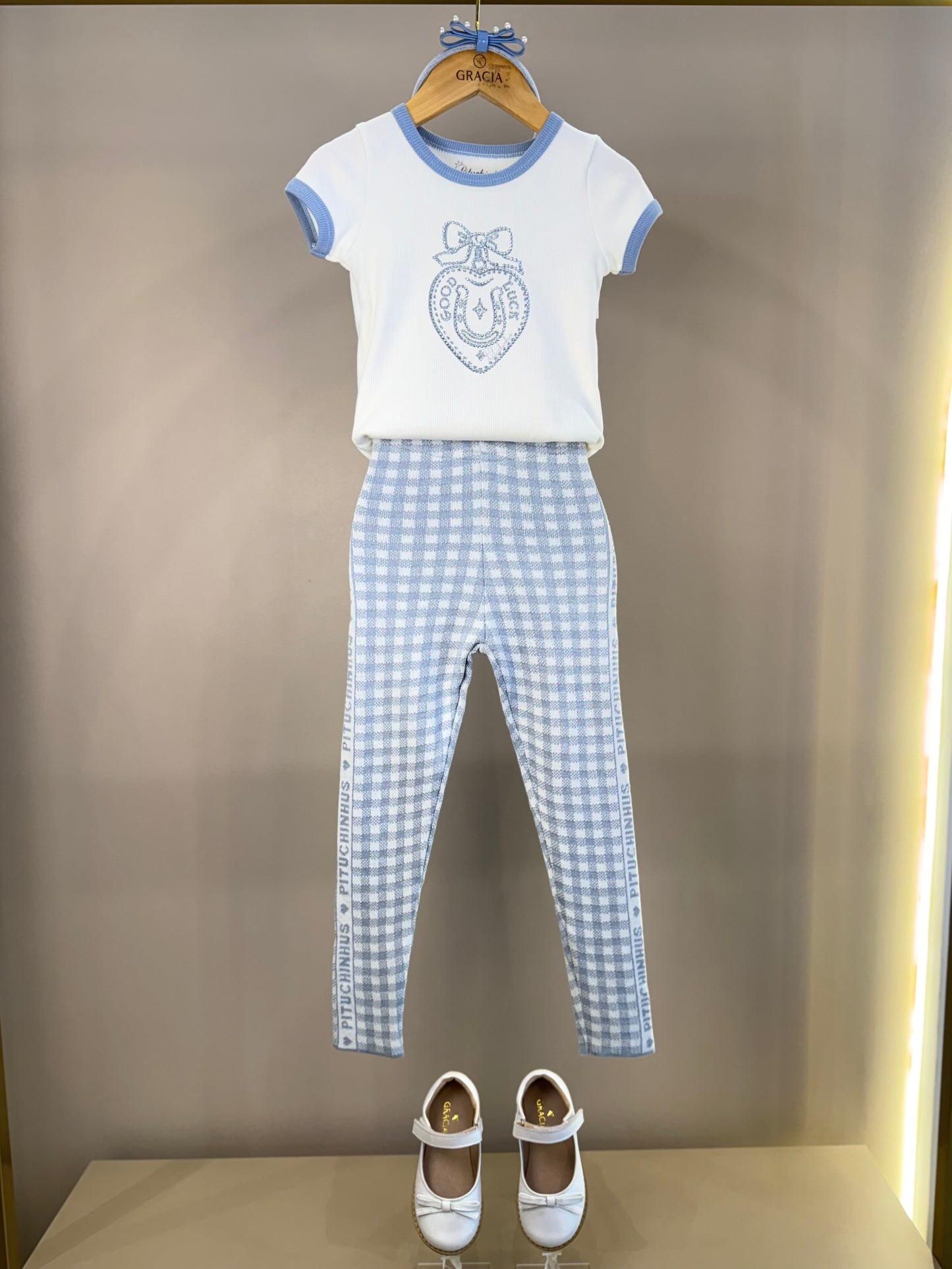 Conjunto Infantil Blusa Off White Good Luck Bordada e Legging Tricot Xadrez Azul - Pituchinhus