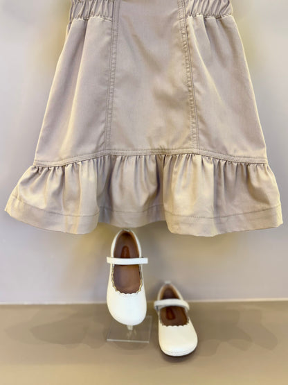 Salopete Infantil Sarja Bege com Camisa Gola Rendada Off White - Animê Petite
