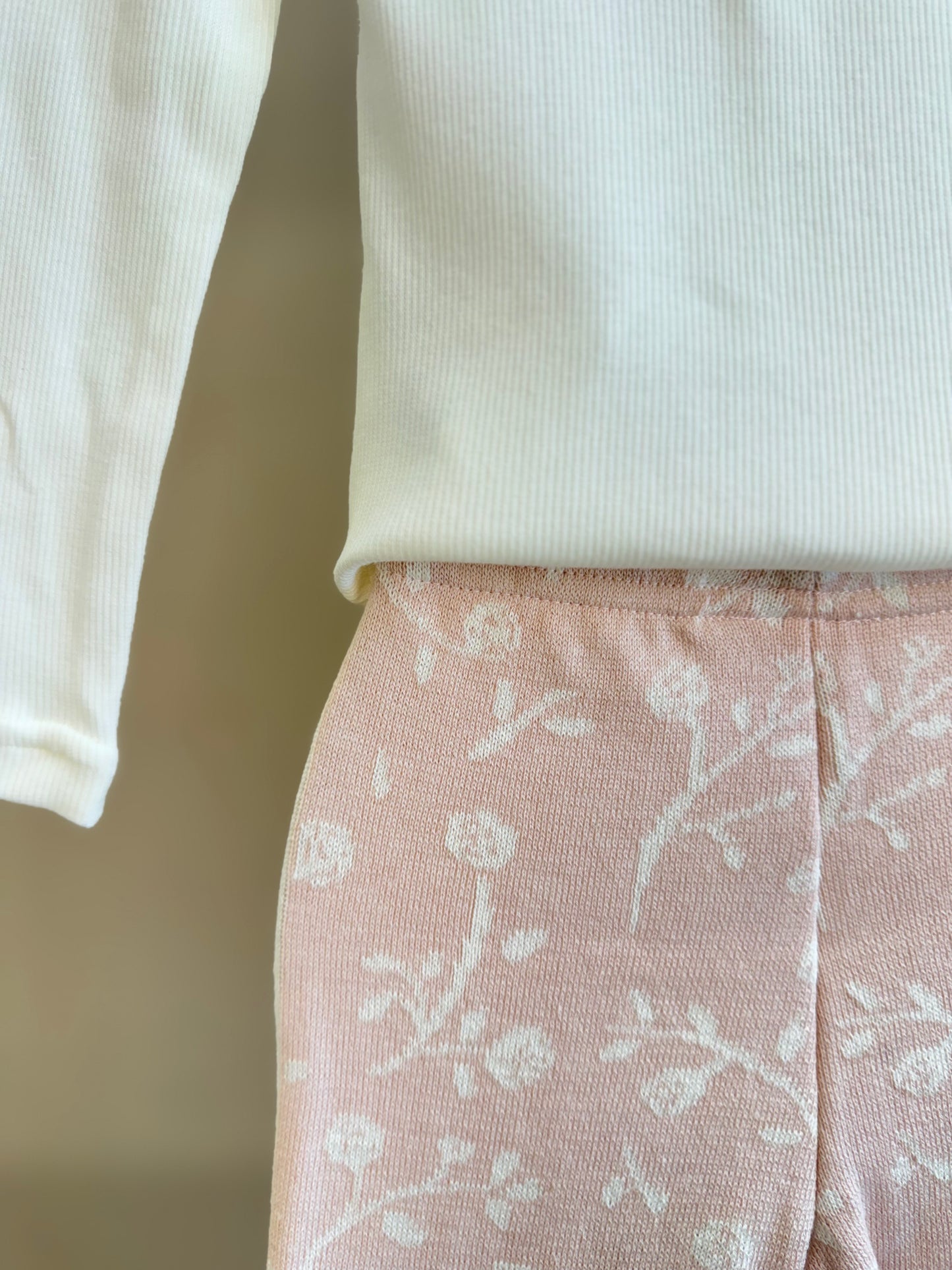 Conjunto Infantil Blusa Off White Cavalinho Cristal E Legging Tricot Floral Rosa - Pituchinhus