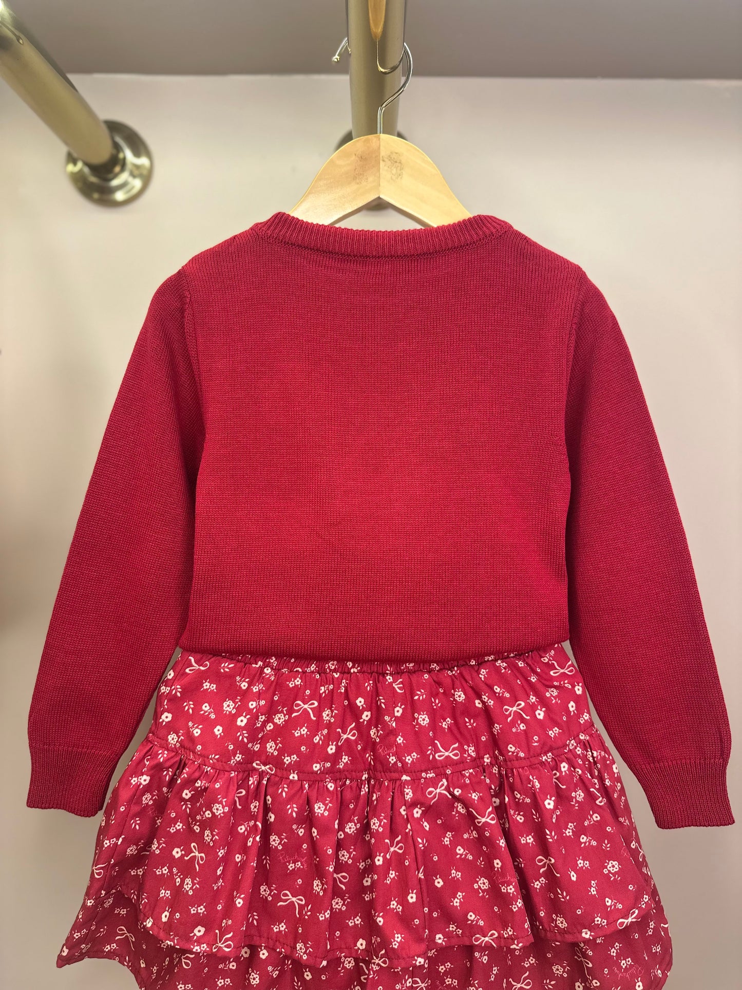 Conjunto Infantil Blusa Tricot Laço Bordado Pérolas E Cristais Bala de Cereja e Saia-shorts Mini Flores Babados e Laços