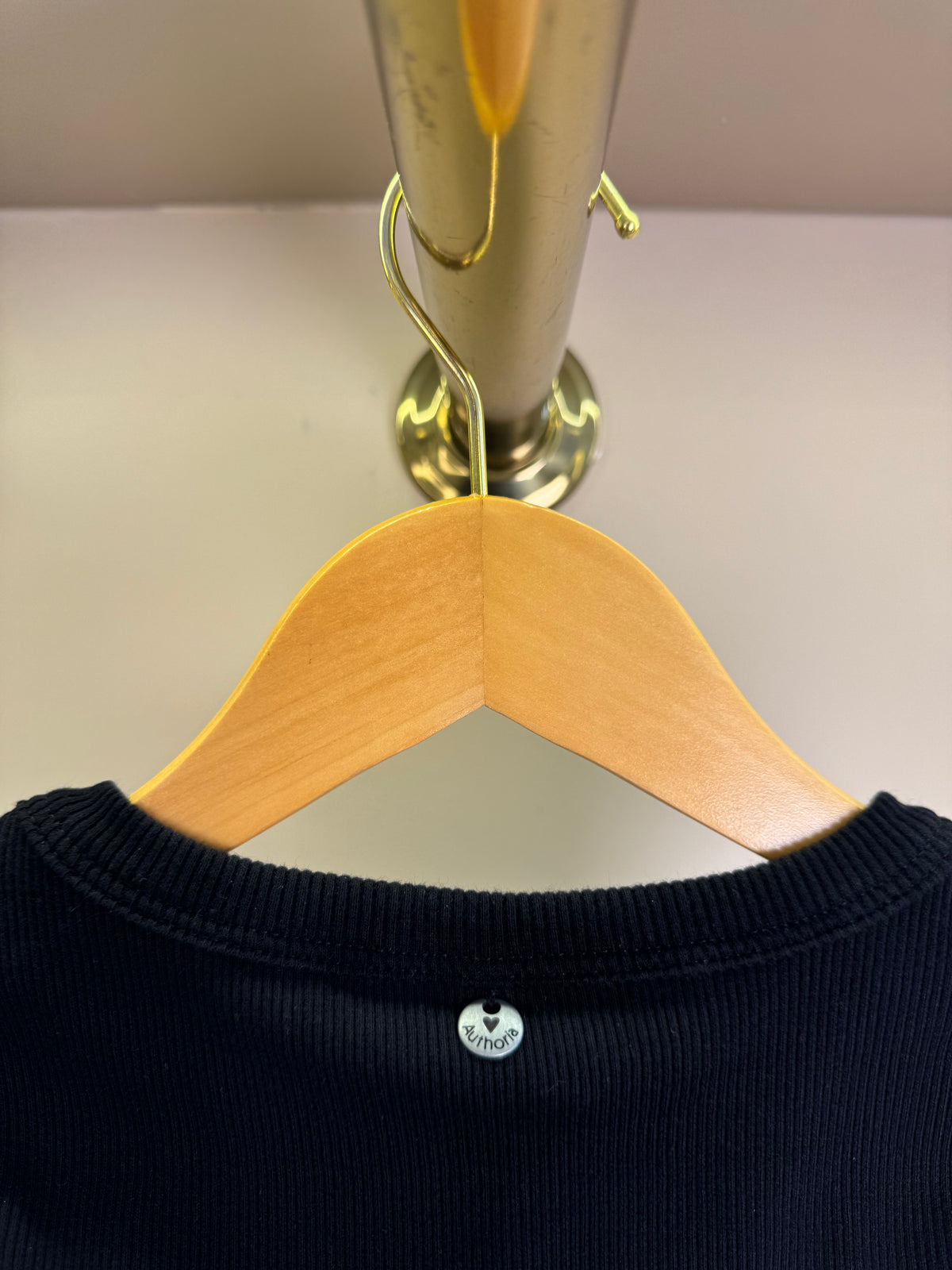 Regata Teen em Malha Preta com Babado – Authoria
