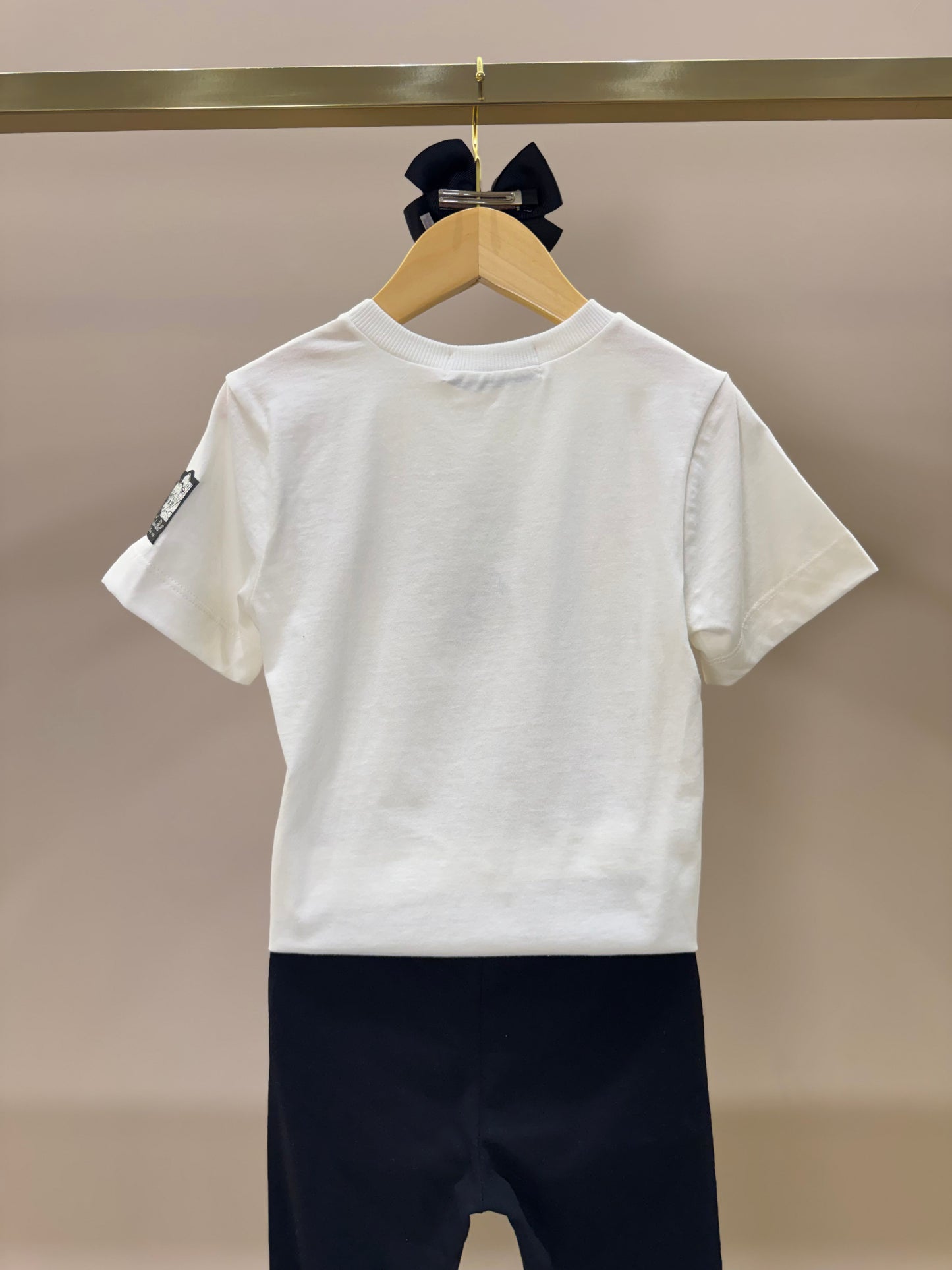 Conjunto Infantil Blusa Tiker Bell Off White e Legging Básica Preta - Animê Petite