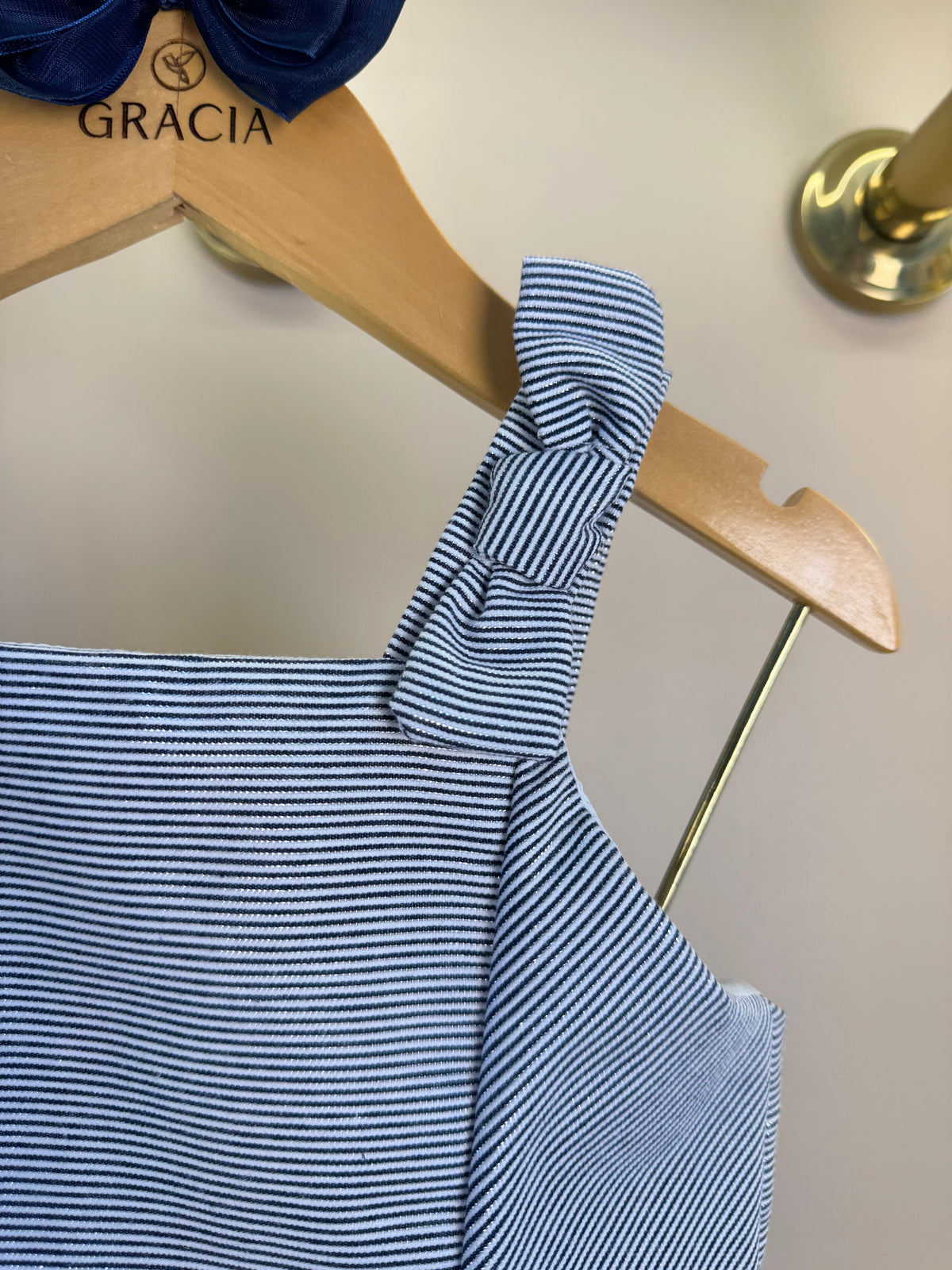 Conjunto Infantil Azul Marinho Listrado Blusa Com Laços Nos Ombros e Shorts Saia - Petit Cherie