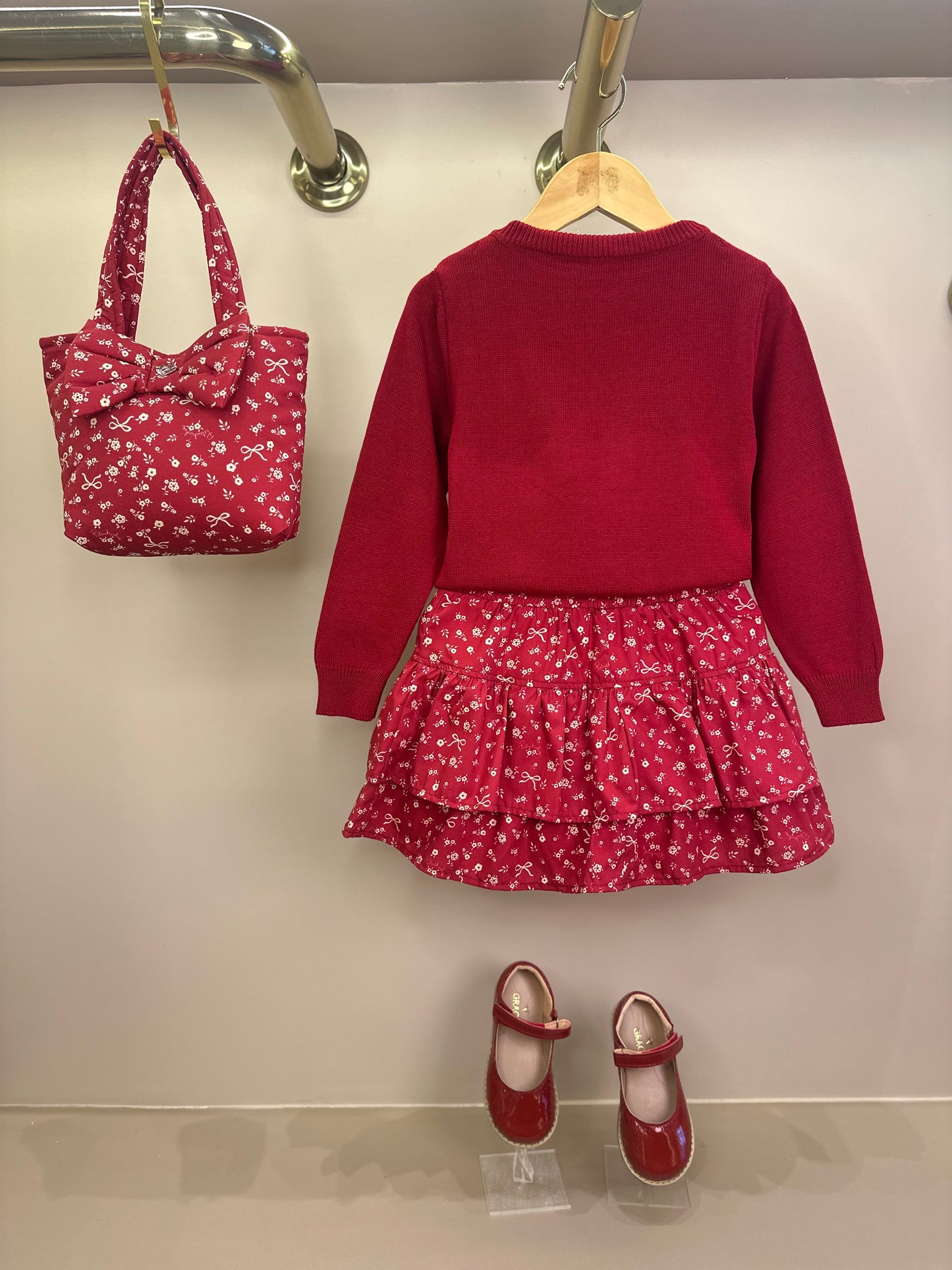 Conjunto Infantil Blusa Tricot Laço Bordado Pérolas E Cristais Bala de Cereja e Saia-shorts Mini Flores Babados e Laços
