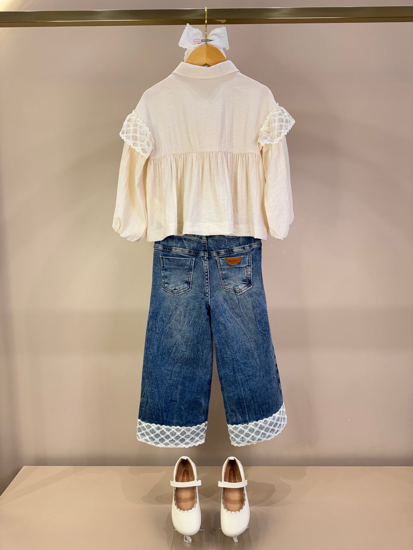 Conjunto Infantil Camisa Renda Bege e Calça Jeans Barra