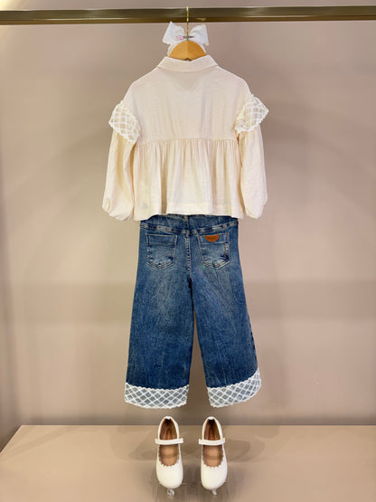 Conjunto Infantil Camisa Renda Bege e Calça Jeans Barra