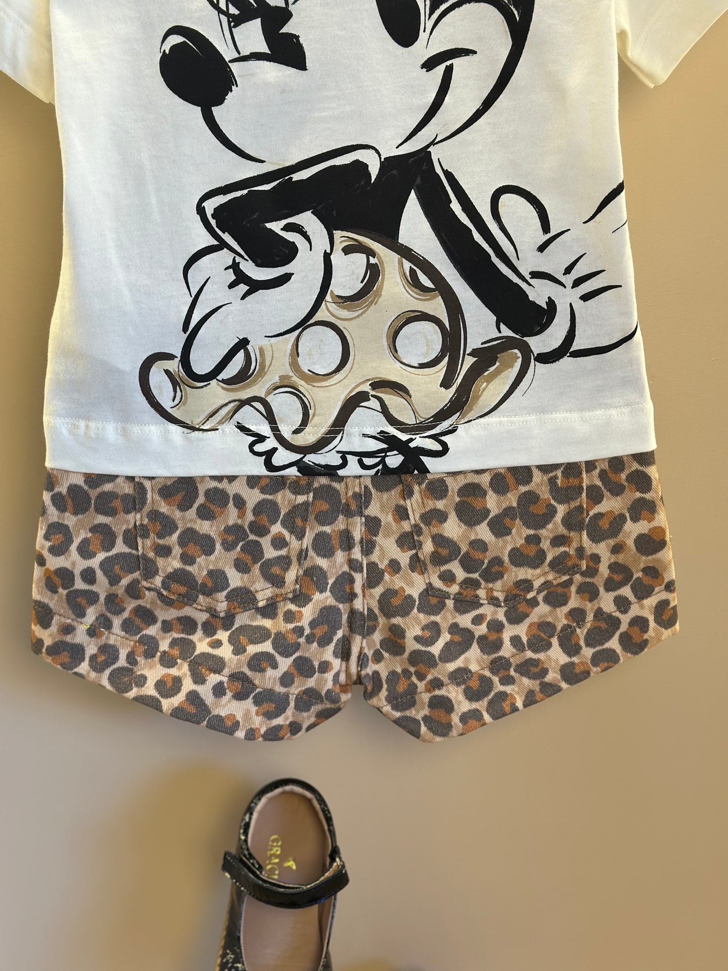 Conjunto Infantil Blusa Minnie Lacinho e Shorts Sarja Animal Print - Animê