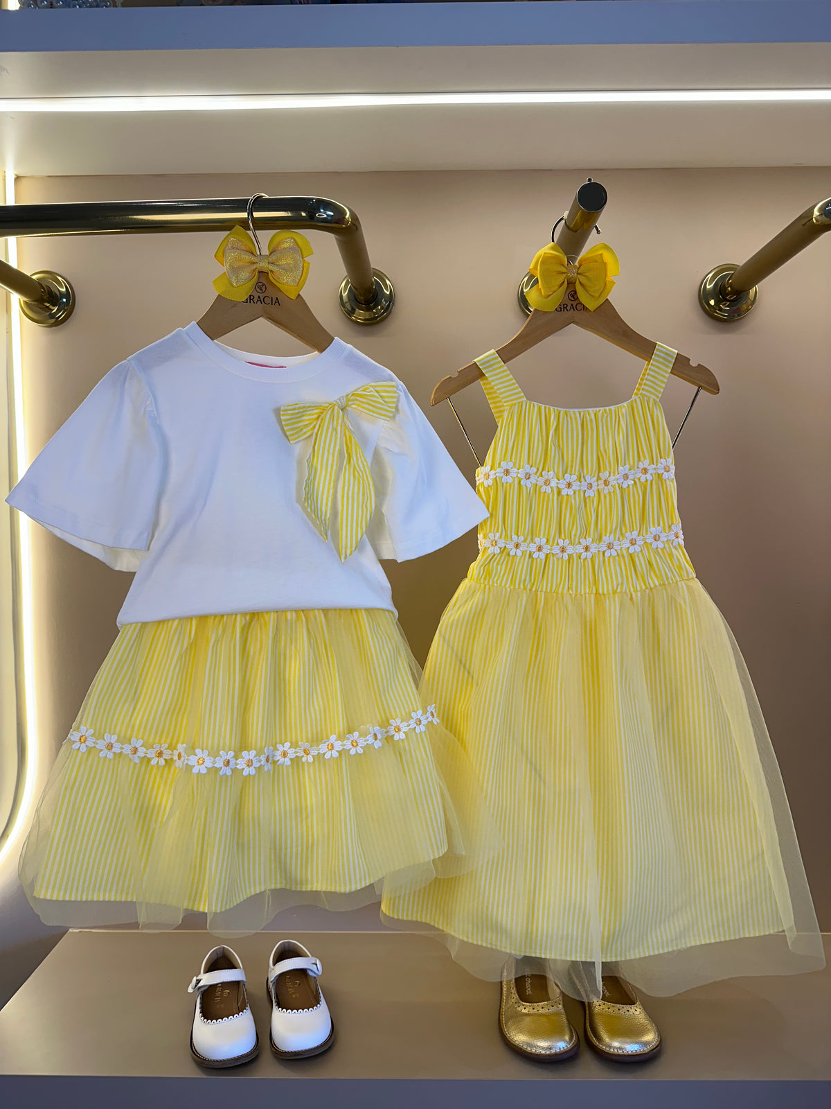 Conjunto Infantil Blusa Laço e Saia Listrada Com Aplicação de Flores - Momi