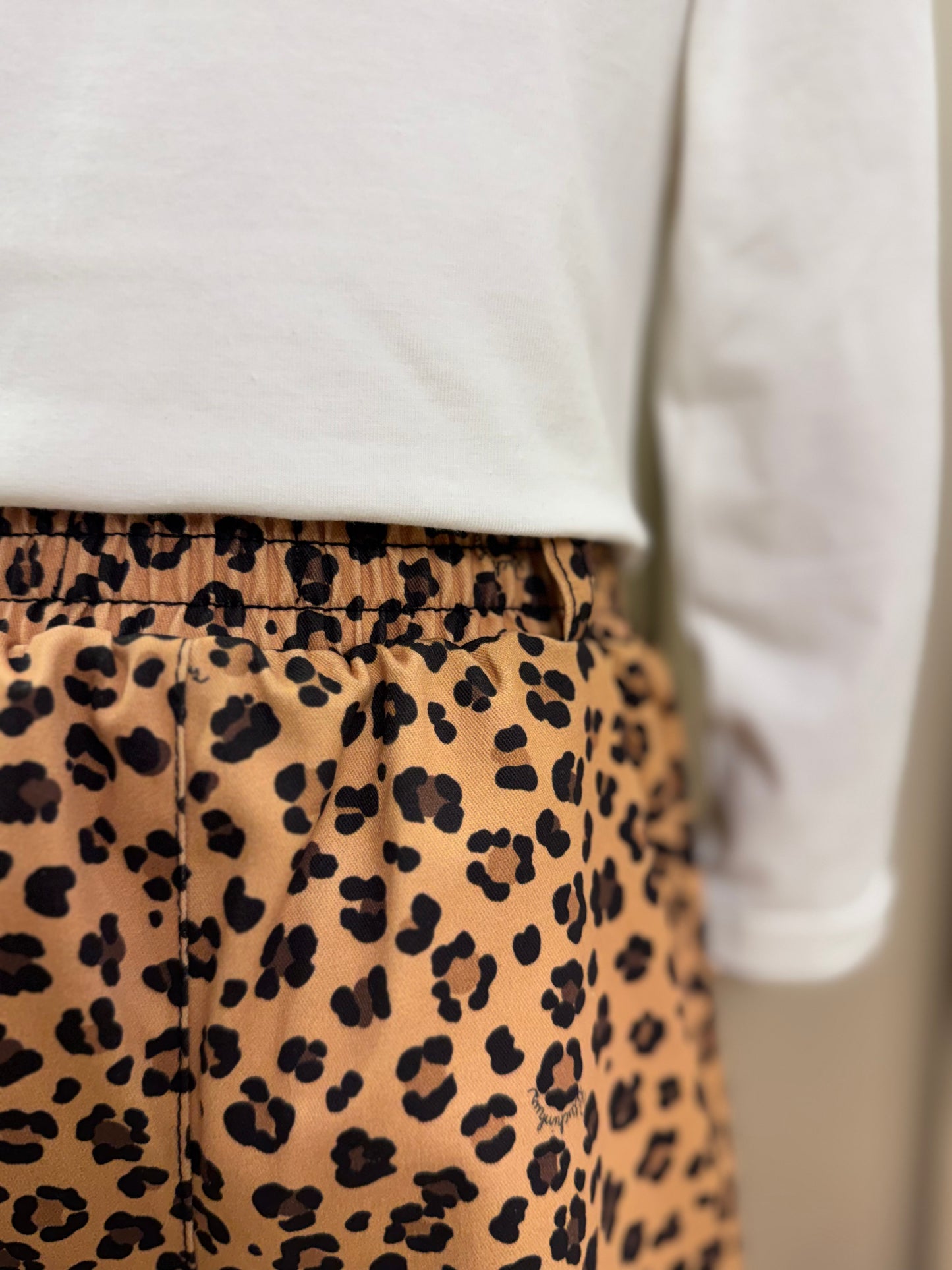 Conjunto Infantil Blusa  Ursinha Moldura Cristais e Calça  Sarja Reta Bolsos Oncinha - Pituchinhus