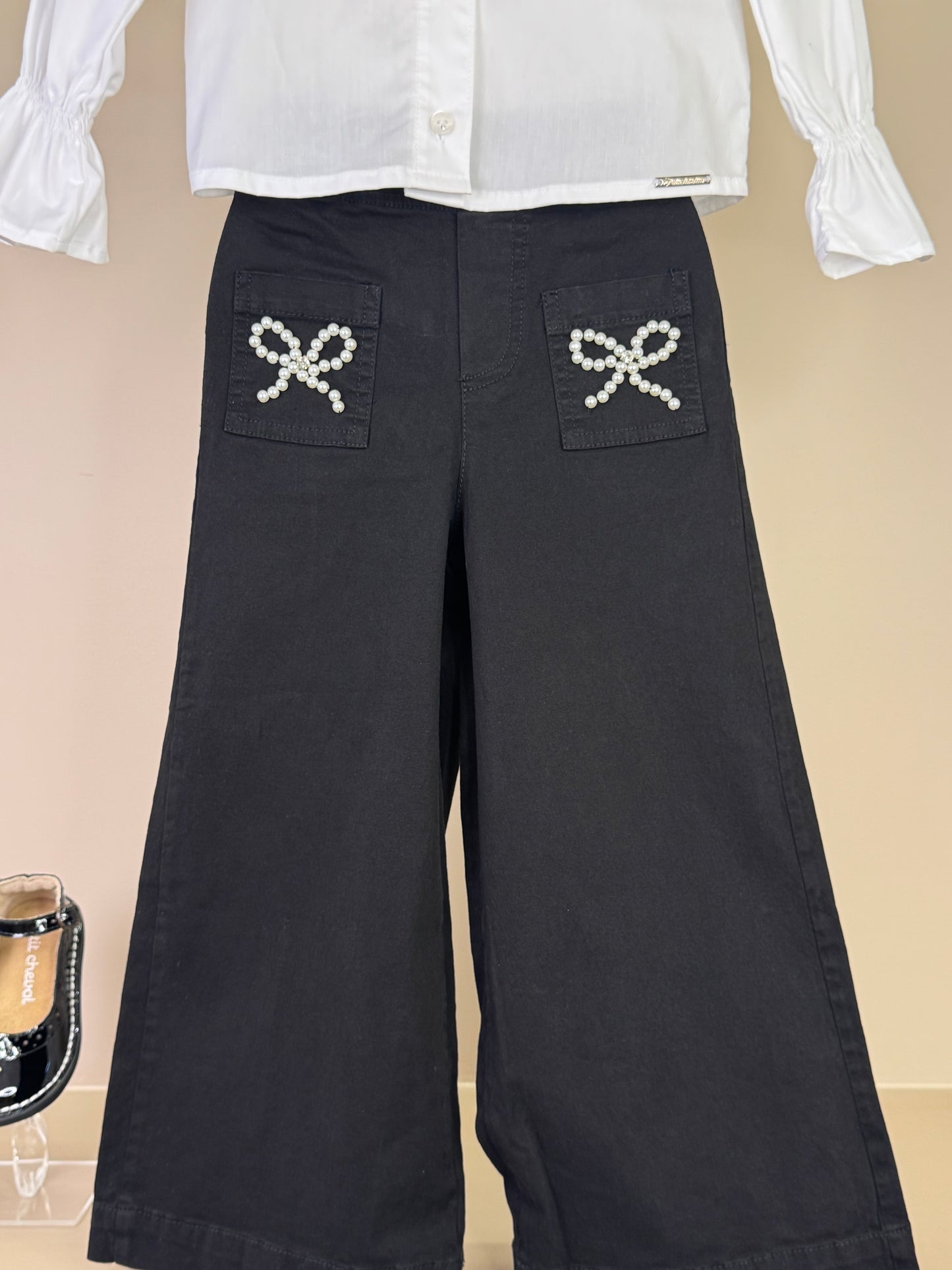 Conjunto Infantil Camisa Mini Laço Veludo e Calça Sarja Reta Laços Bordados Bolsos Preta - Pituchinhus