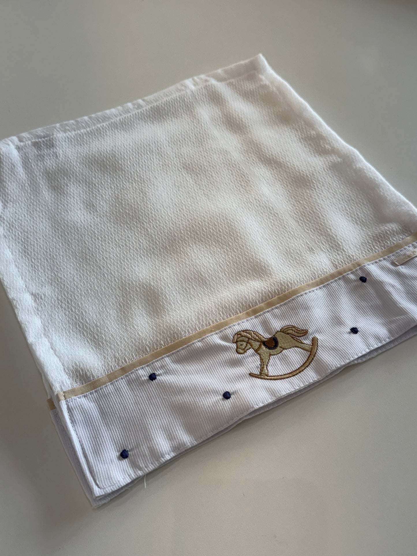 Kit 3 Fraldinhas Boca Bebê Luxo Bordadas Bege Cavalinhos - Roana