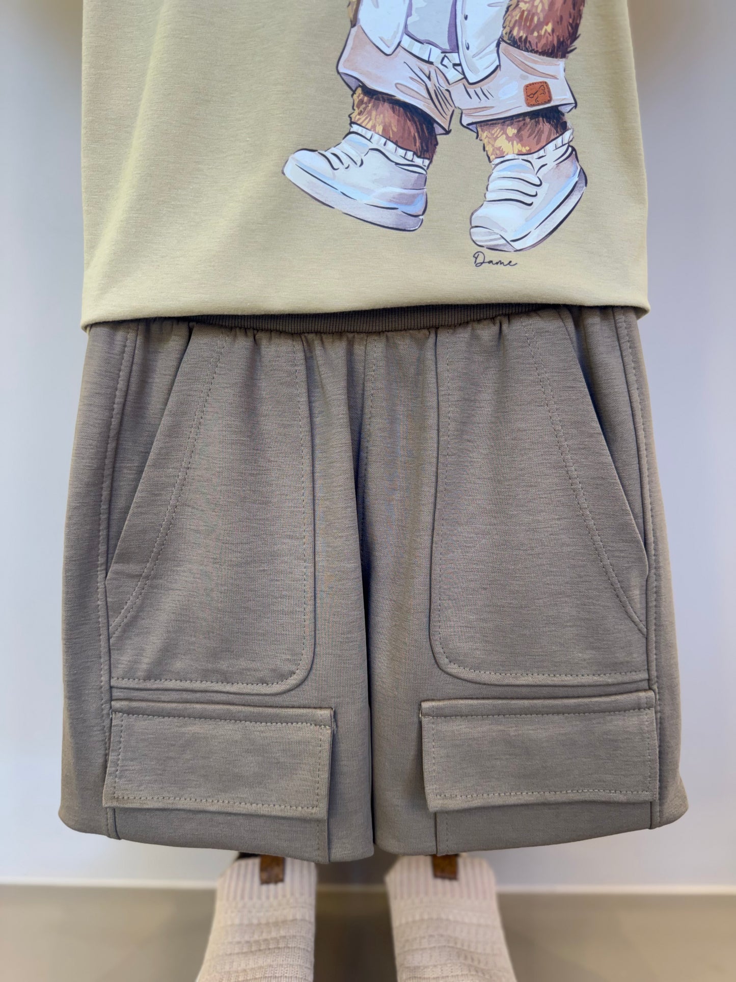Conjunto Infantil Camiseta Algodão Teddy Summer Bege e Bermuda Suedine Elastano Bolsos - Dame