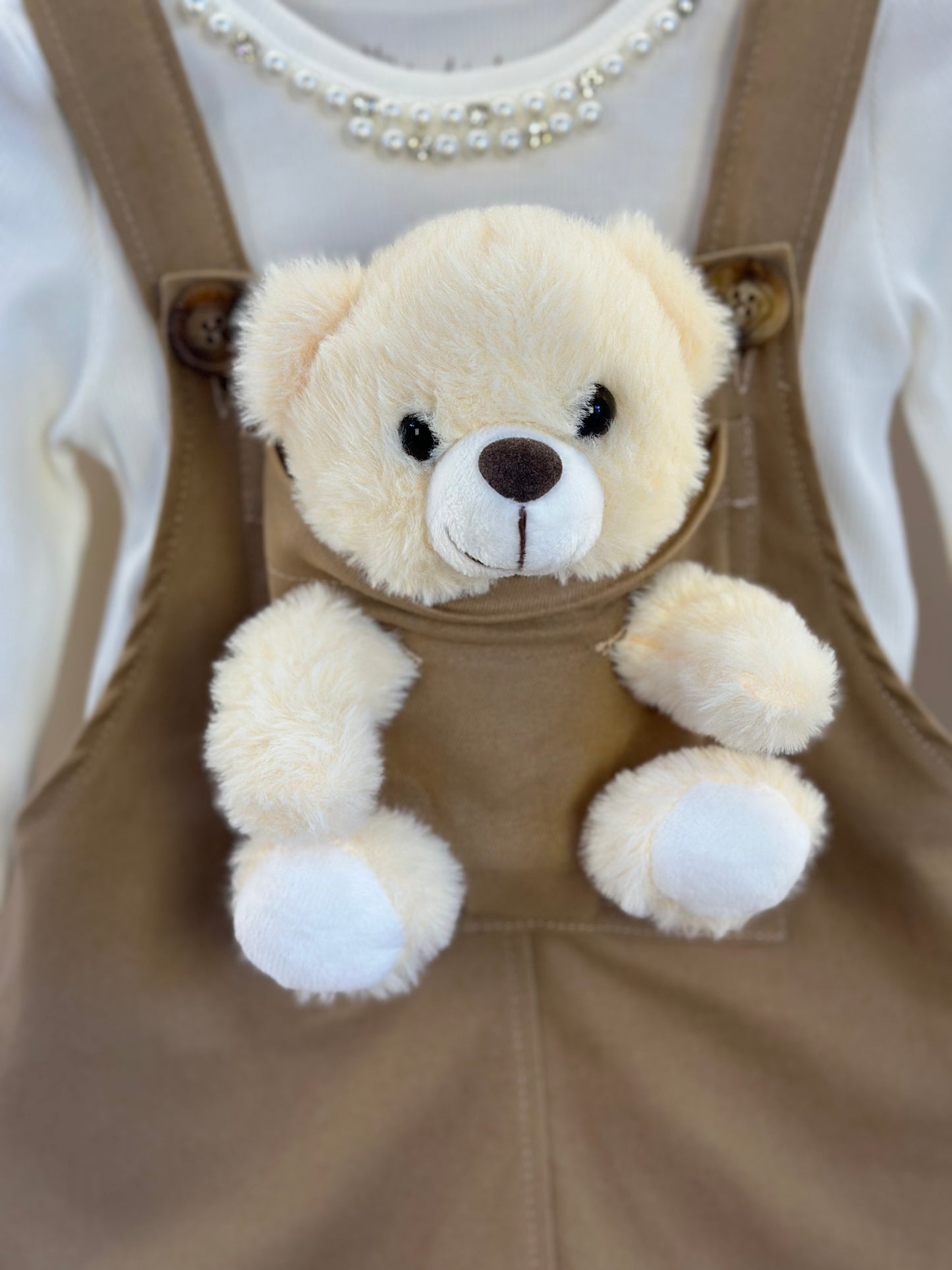 Jardineira Infantil  Sarja Ursinha Pelúcia Bege Escuro com Blusa ML Bordados Pérolas e Cristais  - Pituchinhus