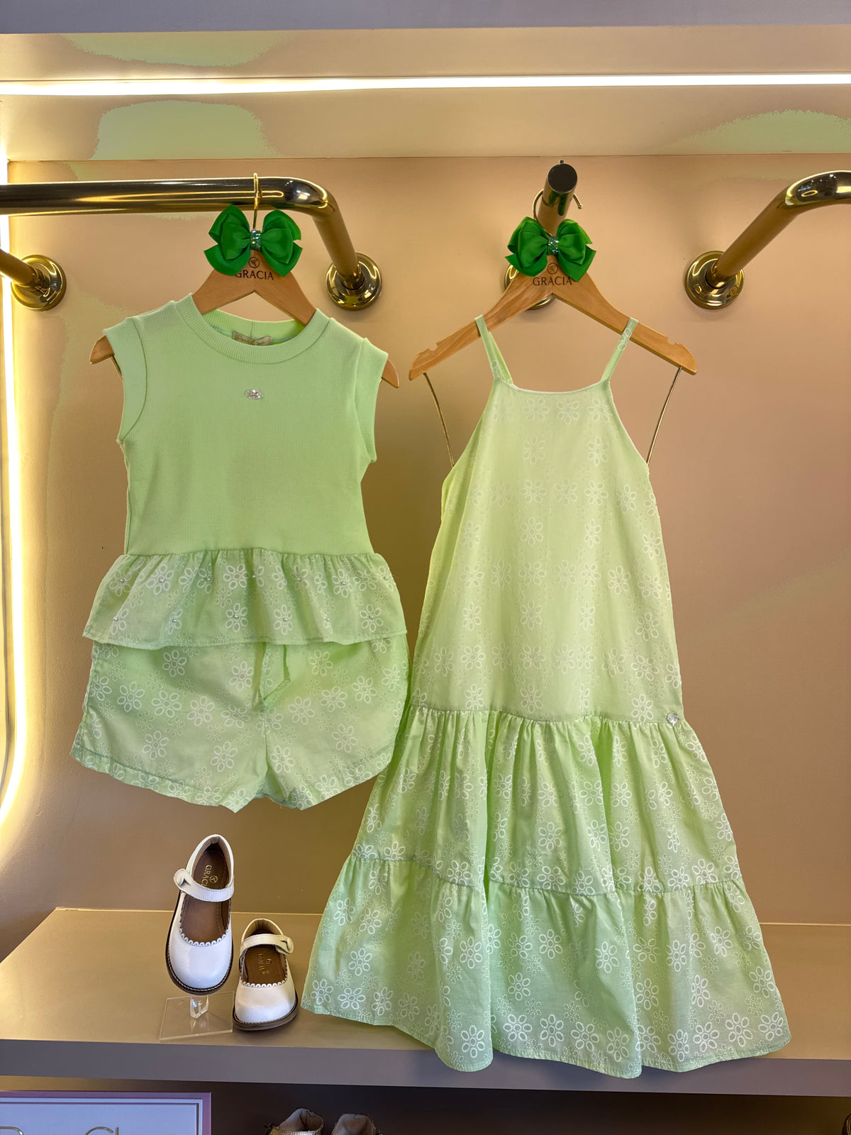 Conjunto Infantil Verde Blusa Com Babado Peplum e Shorts Com Bordado Inglês - Petit Cherie