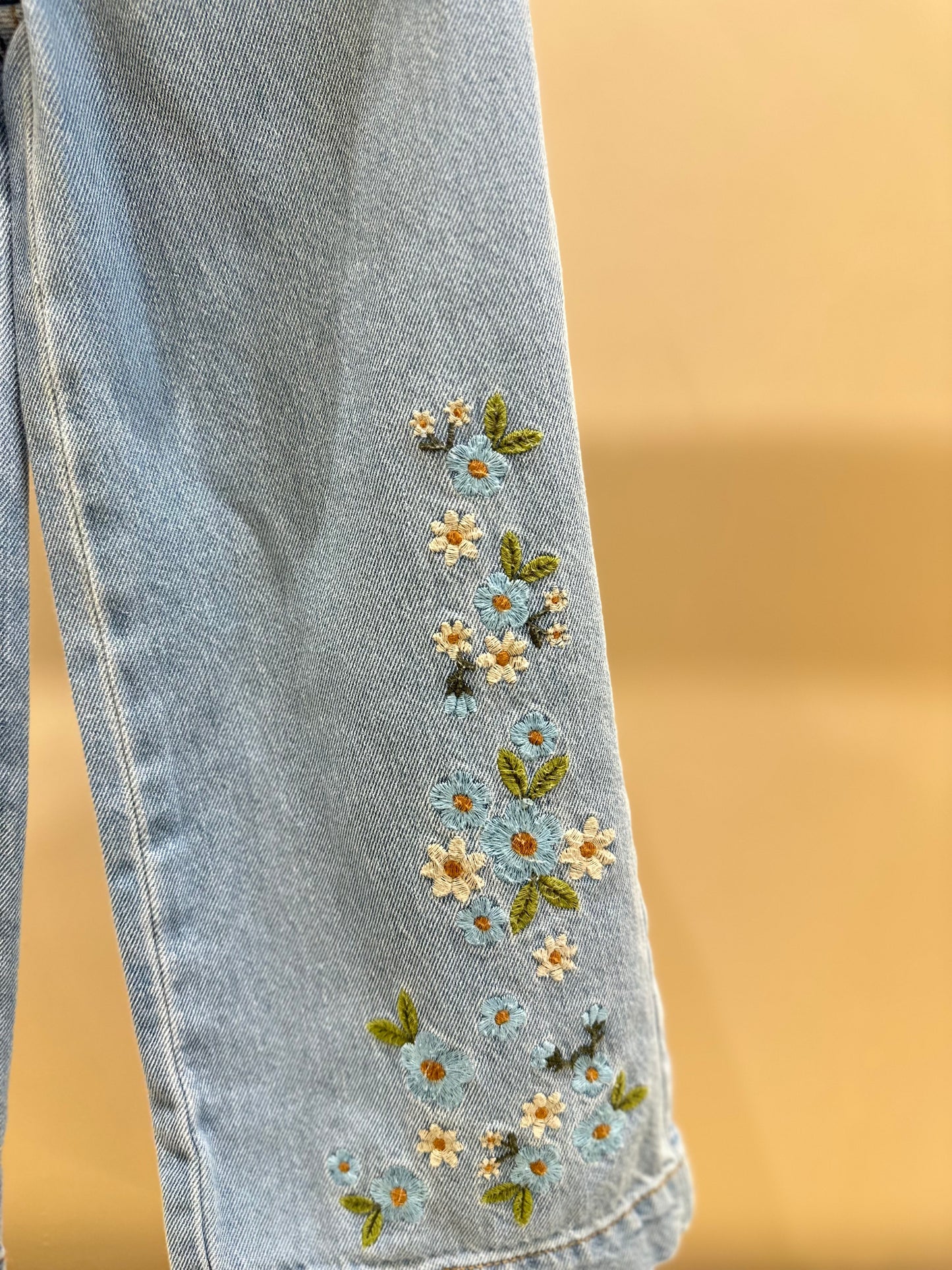 Conjunto Infantil Colete Tricot Off White e Calça Jeans Bordada Flores - Momi