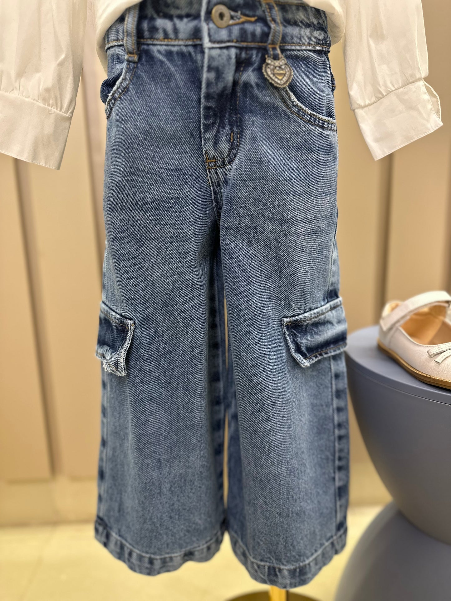 Conjunto Infantil Trio Colete Balonê Mini-Joia, Camisa Gola Babados Rendas e Calça Jeans Bolsos Laterais Mini-Joia - Animê