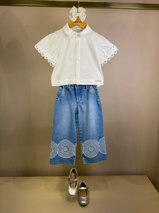 Conjunto Infantil Camisa Off White Gola Rendinha e Calça Jeans Bordado - Animê