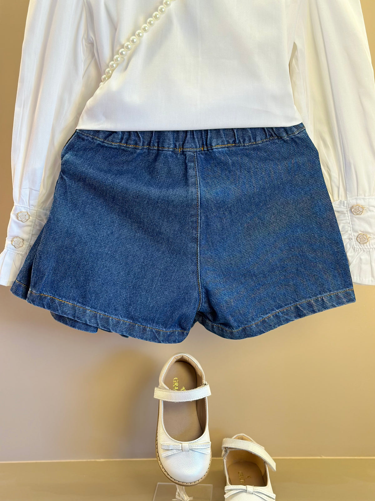 Conjunto Infantil Camisa Babadinhos Punho Pregas Branca e Saia  Jeans Pochete Laço Pérolas - Luluzinha