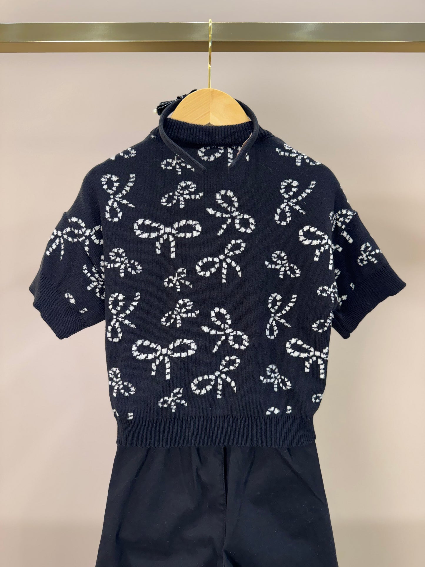 Conjunto Infantil Casaco Tricot Lacinhos Bordados Pérolas e Cristais e Calça Sarja Reta Laços Bordados Bolsos Preta - Pi