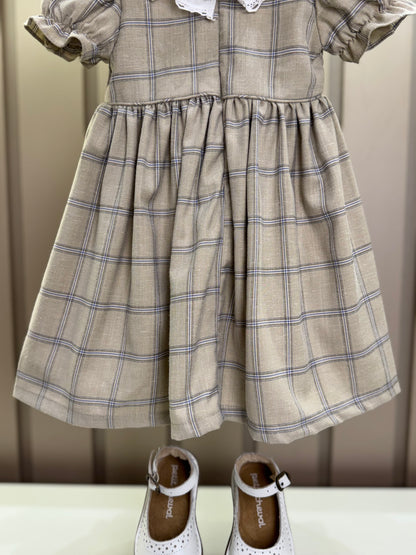 Vestido Infantil Clássico Bege Bordado Flores e Golinha - Roana