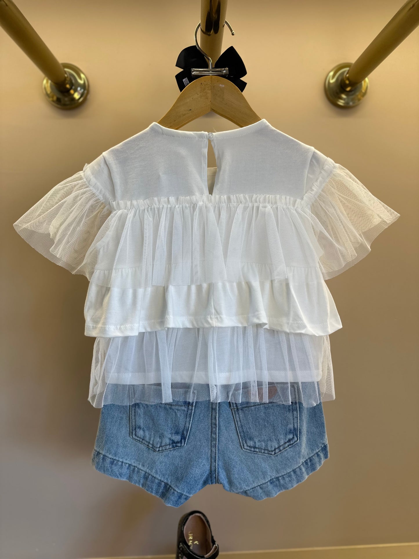 Conjunto Infantil Blusa  Bordada e Babados Pérola e Shorts Jeans Laço Preto - Animê