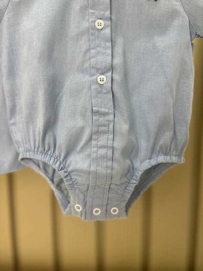 Conjunto Bebê Body, Bermuda e  Suspensório Cambraia Linho de Algodão Azul Claro - Um Mais Um