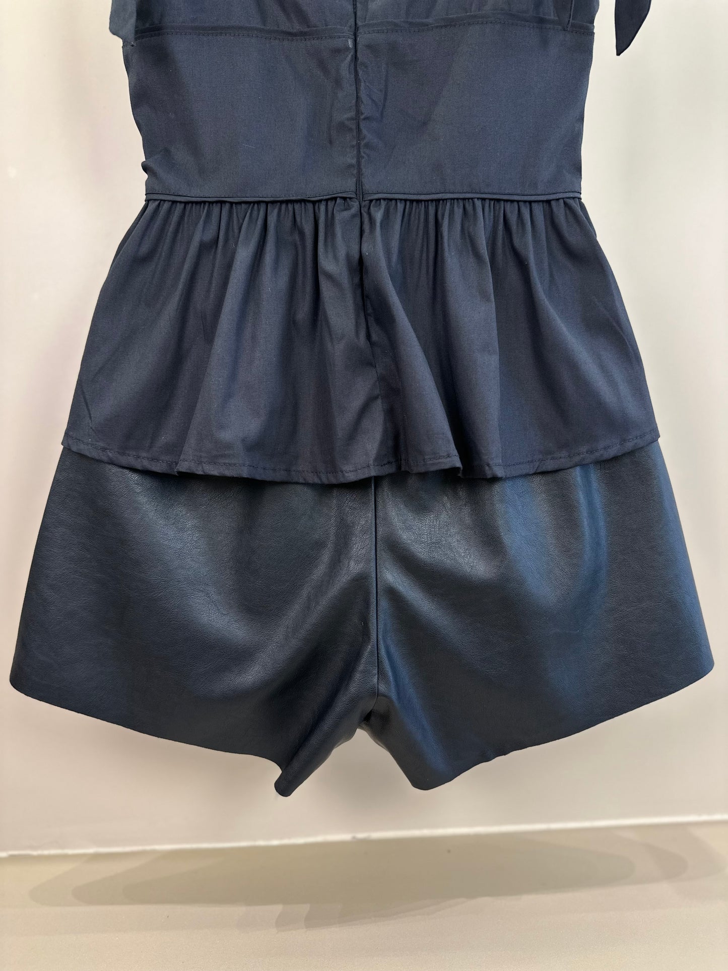 Conjunto Teen Blusa Busto Franzido e Shorts Clochard Couro Tech Preto - Two In